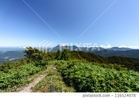 Mount Kenashi: Mt. Daisen seen from the summit in summer; Shinjo Village, Maniwa District, Okayama Prefecture; Kofu Town, Hino District, Tottori Prefecture 116524078