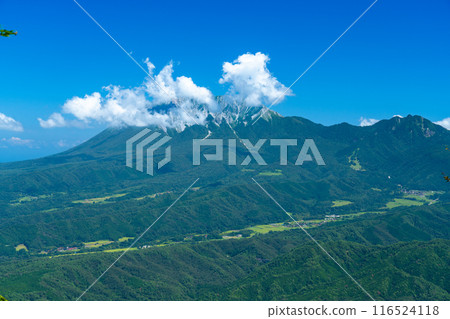 Mt. Oyama in summer seen from the ridgeline of Mt. Kenashi and Mt. Hakuba 3 Shinjo Village, Maniwa District, Okayama Prefecture Mt. Oyama in summer seen from the ridgeline of Mt. Kenashi and Mt. Hakuba 3 Shinjo Village, Maniwa District, Okayama Prefecture 116524118