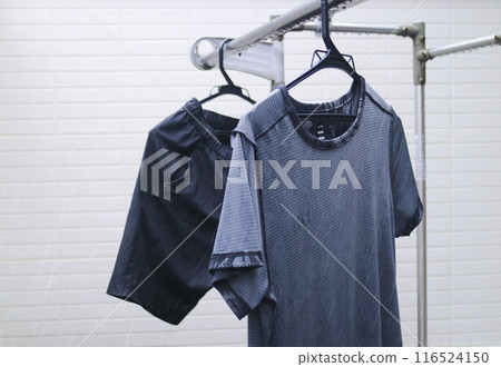 被雨水浸濕的衣服掛在陽台上晾乾 116524150