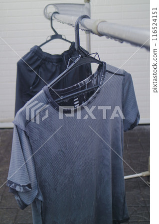 衣服被雨淋濕了 116524151