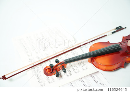 小提琴、弓和樂譜 116524645