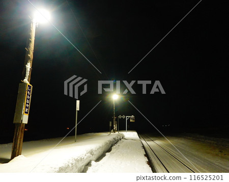 A view of Shimokanayama Station on the Nemuro Main Line during its last winter. A view of Shimokanayama Station on the Nemuro Main Line during its last winter. 116525201