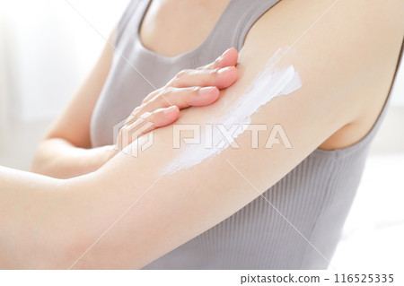 一個女人畫防曬霜 一個女人畫防曬霜 116525335