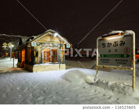 從函館本線錦文車站看到的冬夜景色 116525605