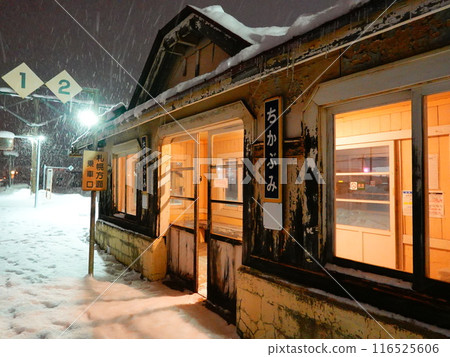 從函館本線錦文車站看到的冬夜景色 116525606