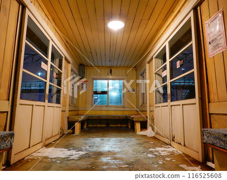 從函館本線錦文車站看到的冬夜景色 116525608