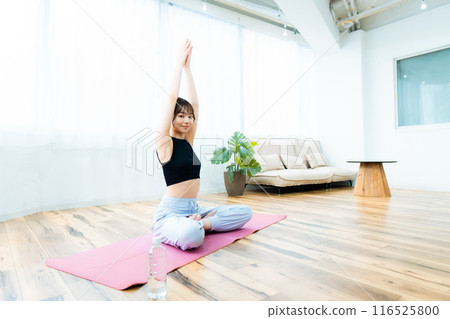 Woman in sportswear/yoga/pilates 116525800