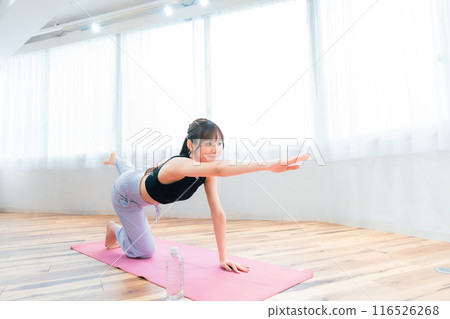 Woman in sportswear/yoga/pilates Woman in sportswear/yoga/pilates 116526268