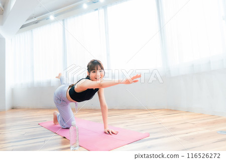 Woman in sportswear/yoga/pilates Woman in sportswear/yoga/pilates 116526272