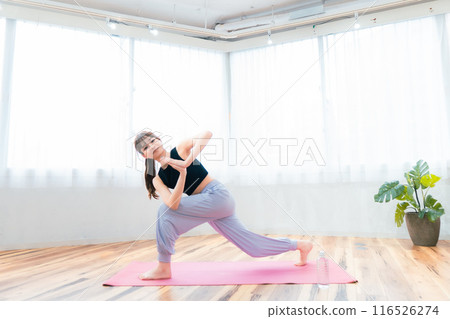 穿運動服/瑜珈/皮拉提斯的女性 116526274
