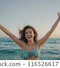 A woman who spreads her hands at the sea 116526617