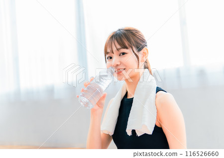 女性穿運動服/瑜珈/皮拉提斯/休息/補水 女性穿運動服/瑜珈/皮拉提斯/休息/補水 116526660