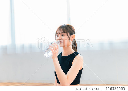 女性穿運動服/瑜珈/皮拉提斯/休息/補水 女性穿運動服/瑜珈/皮拉提斯/休息/補水 116526663