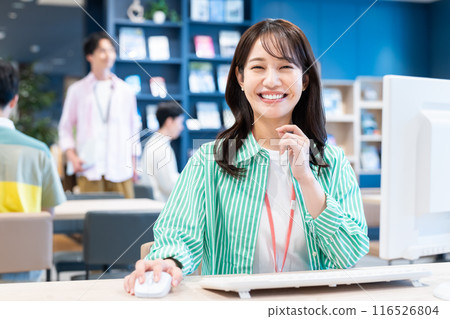 Business woman working in the office Photography cooperation: Credisce (Maruzen Yushodo Co., Ltd.) 116526804