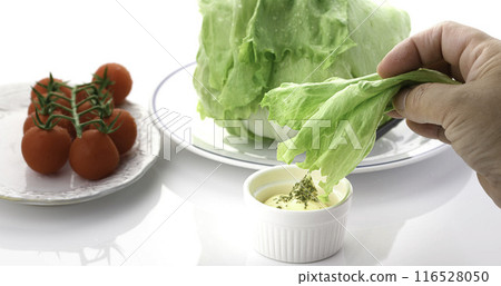 吃新鮮生菜配蛋黃醬 116528050