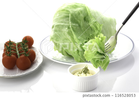 吃新鮮生菜配蛋黃醬 116528053