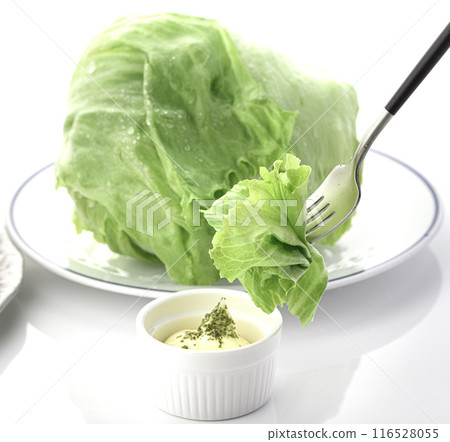 吃新鮮生菜配蛋黃醬 116528055