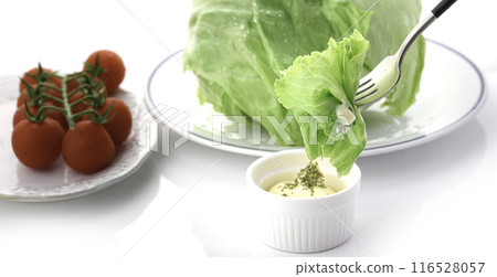 吃新鮮生菜配蛋黃醬 116528057