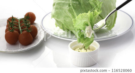 吃新鮮生菜配蛋黃醬 116528060