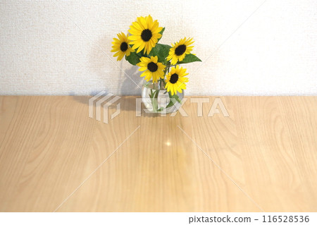 花瓶裡的迷你向日葵 花瓶裡的迷你向日葵 116528536