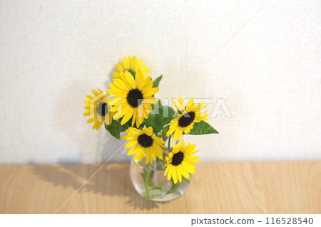 Mini sunflowers in a vase Mini sunflowers in a vase 116528540