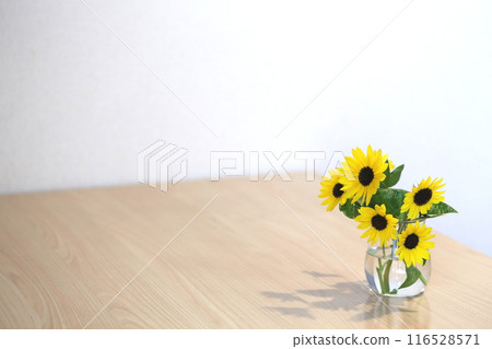 Mini sunflowers in a vase 116528571