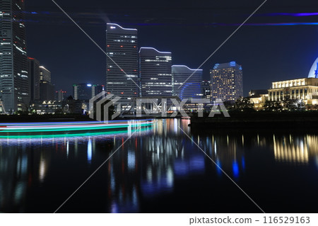 橫濱港未來與摩天大樓的夜景 橫濱港未來與摩天大樓的夜景 116529163