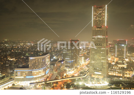橫濱港未來與摩天大樓的夜景 橫濱港未來與摩天大樓的夜景 116529196