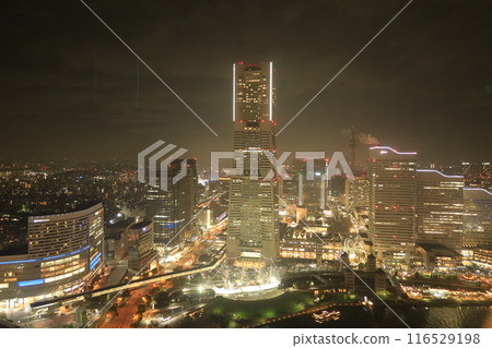 橫濱港未來與摩天大樓的夜景 橫濱港未來與摩天大樓的夜景 116529198
