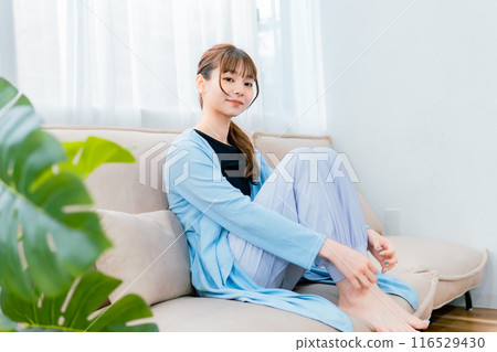 Woman in sportswear/yoga/pilates/rest/relax Woman in sportswear/yoga/pilates/rest/relax 116529430