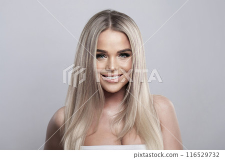 Closeup of pretty young woman face with natural blonde hair standing with bare shoulders 116529732