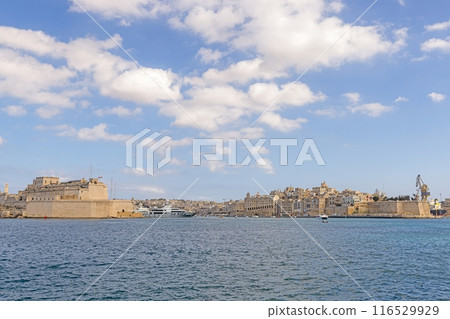 Panoramic view over the marina to the castle of the Maltese capital Valetta 116529929