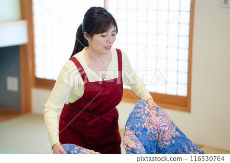 A middle-aged woman doing housework in a Japanese-style room 116530764