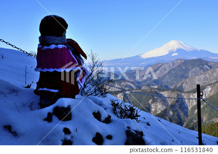 雪山小徑和富士山上的地藏雕像,丹澤山脈的前山脊,山能東地藏分支 雪山小徑和富士山上的地藏雕像,丹澤山脈的前山脊,山能東地藏分支 116531840
