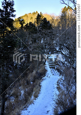 From Ninoto in Tanzawa: Sannoto with the morning sun shining down on it and the frozen Omote Ridge 116532007