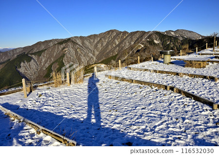 從丹澤山能登山頂的雪峰看到的表丹澤 從丹澤山能登山頂的雪峰看到的表丹澤 116532030