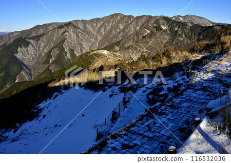 The snow-capped Tanzawa Mountains seen from the top of Mt. Sannotou in Tanzawa. Mt. Nabewari, Mt. Tonodake, Mt. Tanzawa 116532036