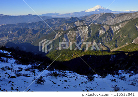 從丹澤三能山頂眺望白雪覆蓋的富士山和丹澤連峰 從丹澤三能山頂眺望白雪覆蓋的富士山和丹澤連峰 116532041
