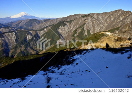 從丹澤三能山頂眺望白雪覆蓋的富士山和丹澤連峰 116532042