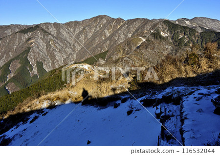 從丹澤山能登山頂眺望白雪皚皚的丹澤山脈、殿岳、丹澤山 從丹澤山能登山頂眺望白雪皚皚的丹澤山脈、殿岳、丹澤山 116532044