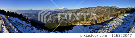 從丹澤山能登山頂可以將白雪覆蓋的富士山、箱根山、丹澤連峰盡收眼底。 從丹澤山能登山頂可以將白雪覆蓋的富士山、箱根山、丹澤連峰盡收眼底。 116532047