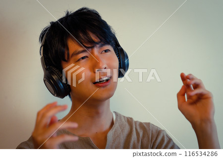 年輕人用耳機聽音樂 116534286