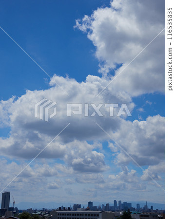 Beautiful summer blue sky and clouds with the cityscape of Nagoya 116535835