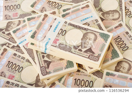 A large stack of 10,000 yen bills 116536294