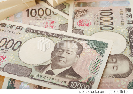 A large stack of 10,000 yen bills 116536301