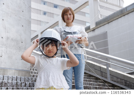 戴著頭盔的小學生和她的母親。參加防災演習。 116536343