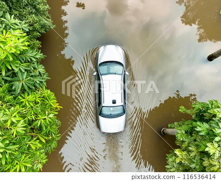 因大雨汽車被水淹沒 116536414