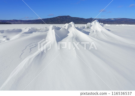 北海道_隆冬時節阿寒湖的神聖渡口和雪紋景觀 北海道_隆冬時節阿寒湖的神聖渡口和雪紋景觀 116536537