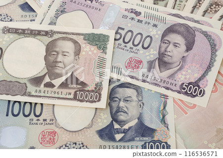 Three types of Japanese yen banknotes 116536571