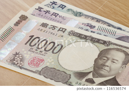 Three types of Japanese yen banknotes 116536574
